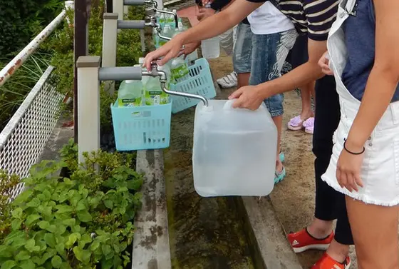 名水100選のお水をいただく