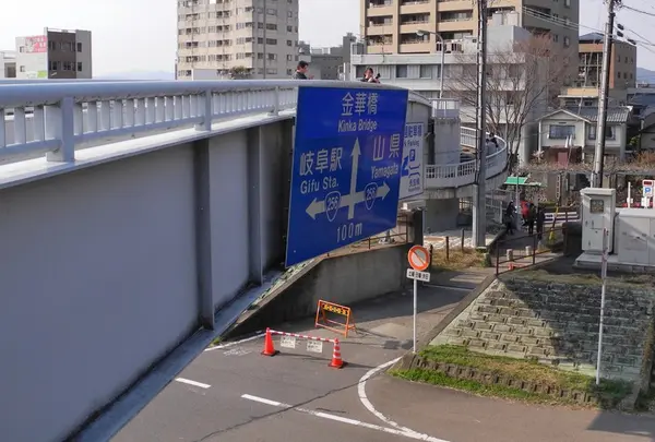 くるくる回る歩道橋で向こう側へ