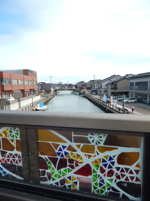 ステンドグラスが美しい「神楽橋」