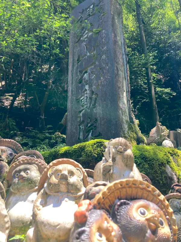 たくさんのタヌキさんに出迎えられて…