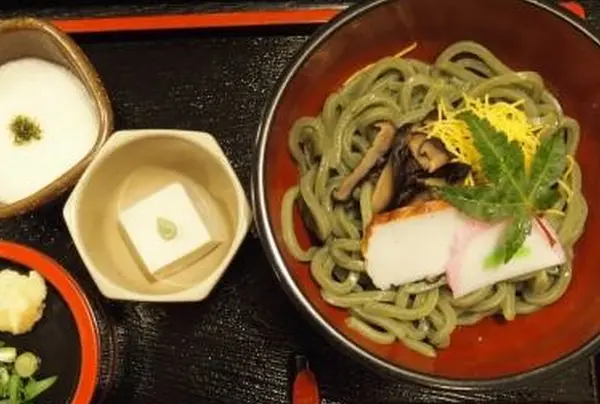 こちらは名物のよもぎうどん
