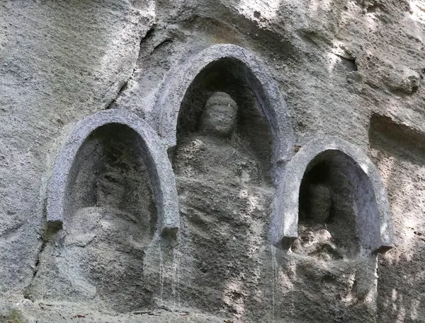 岩には無数の仏