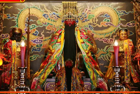 福徳正神にお参りします。