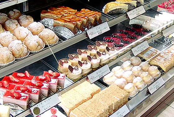 ショーケースの前で