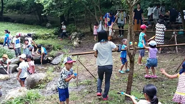流しそうめん、マス釣り、つかみ取り、マス塩焼き、竹馬遊び、川遊び、マス池プール、箸作りなど。