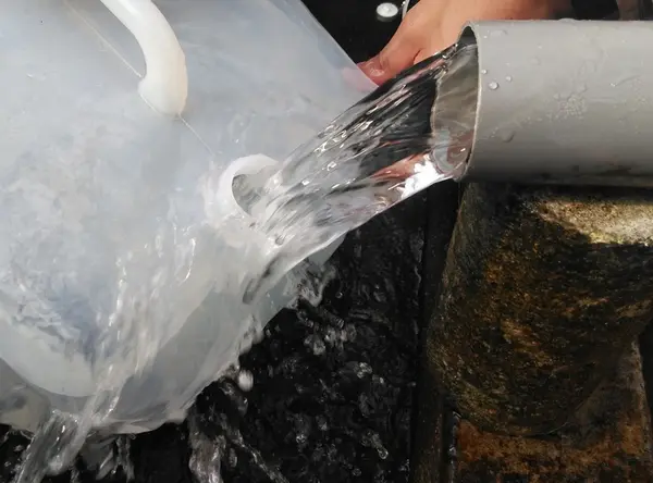 100年かけて湧き出る