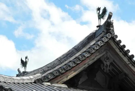 屋根には鳳凰が乗っている