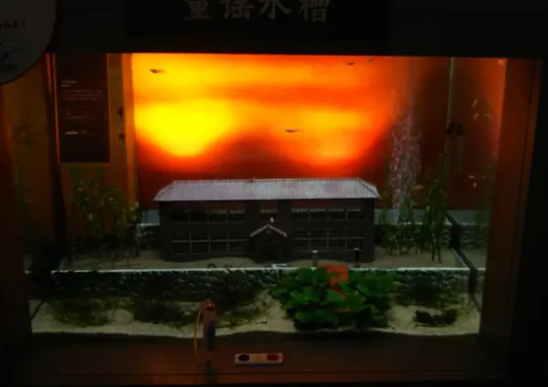 夕焼けと木造建築