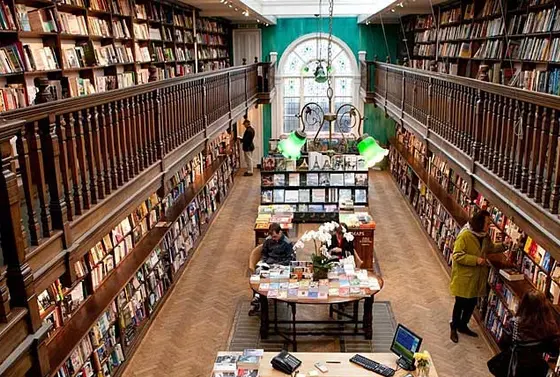 古い図書館みたいな店内