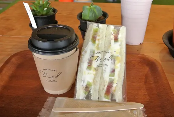 サンドイッチとコーヒー