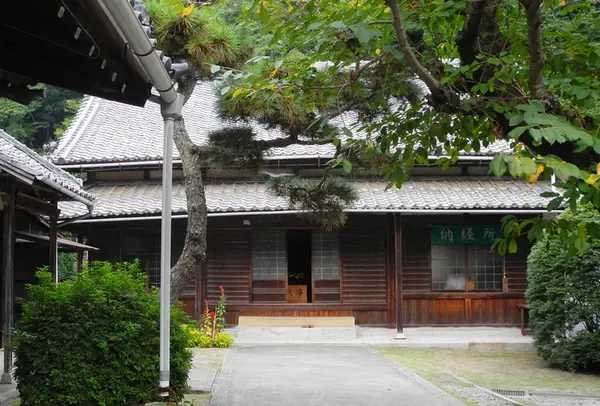 参拝は本堂かな