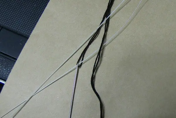 木綿糸が付いた針穴でも