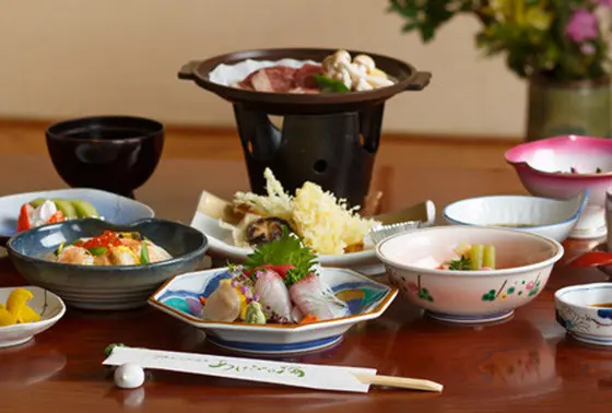 大広間でゆっくり食事を
