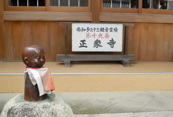 やや味気ない境内