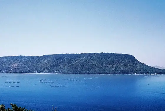 「メサ」と呼ばれる溶岩台地