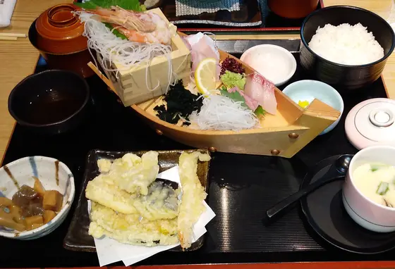 青島海鮮料理 魚益の青島刺身御膳（上）