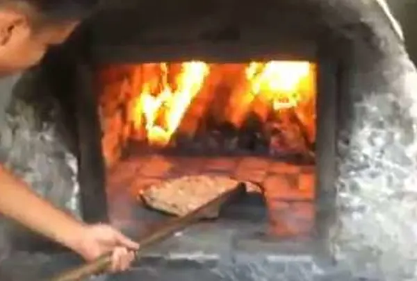 チャモロ伝統石焼の焼きたてココナッツパンG.Flores History Center and Ｈotnu bakery