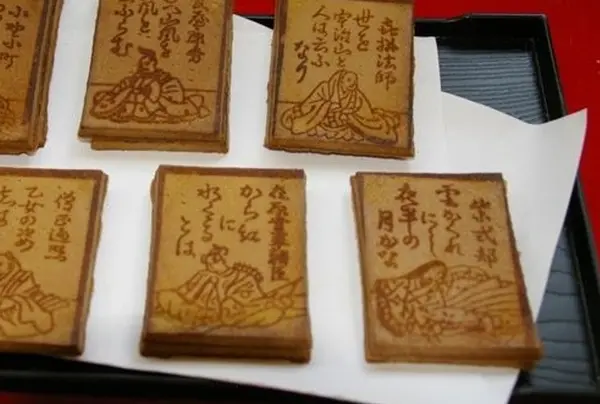 かるた煎餅その名も「ちはやふる」