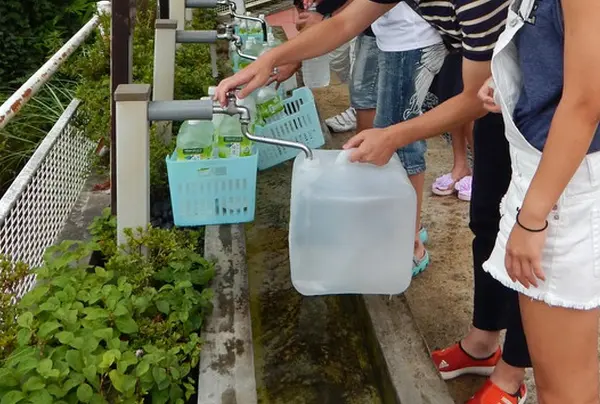 名水100選のお水をいただく