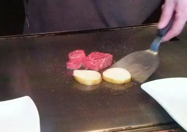目の前でジュ～ッと焼いて下さいます