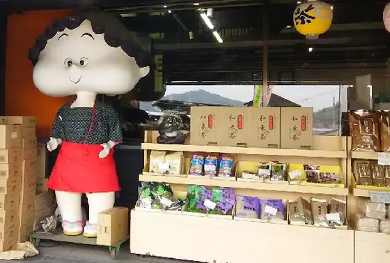 ホッペぷっくりのお人形が目印