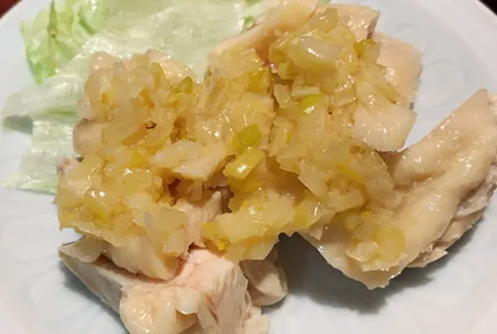 蒸し鶏ねぎソース 390円