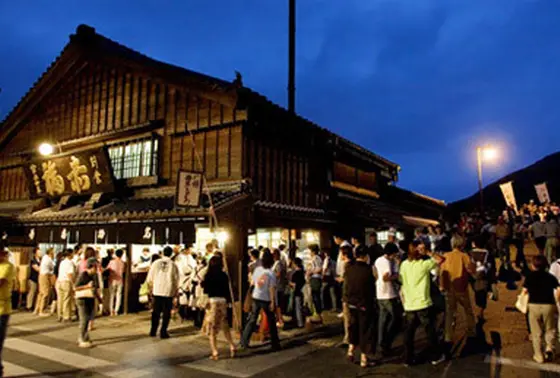 朔日餅の行列は有名