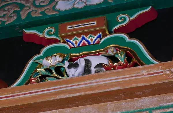 眠り猫を見逃さないように