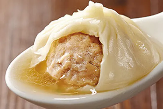 薄い皮から溢れてくるスープ