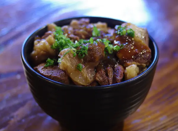 あか牛蒸し煮丼