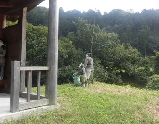 釣りを楽しむ、かかし