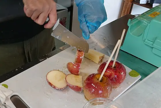 りんごあめ、カット中