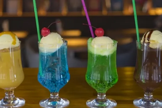 カラフルなクリームソーダ