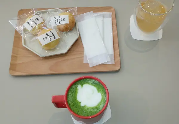 コメーキングスペース コメの「チーズ饅頭」と「抹茶ラテ」