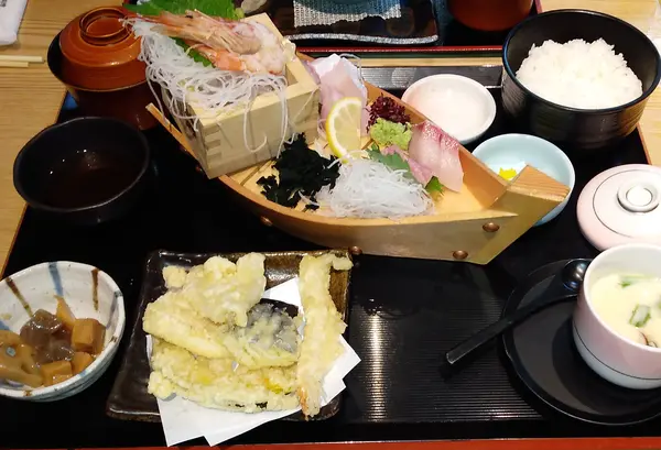 青島海鮮料理 魚益の青島刺身御膳（上）