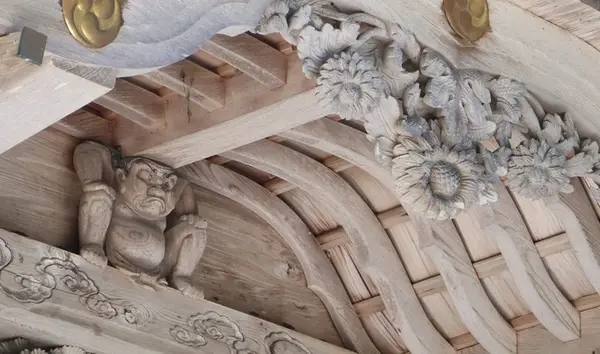 本殿の彫刻に注目！