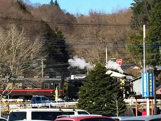 道の駅の近くをSLが走ります