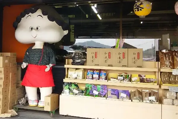 ホッペぷっくりのお人形が目印