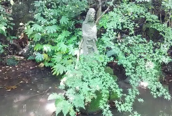 小池に佇む魚藍（ぎょらん）観音さま
