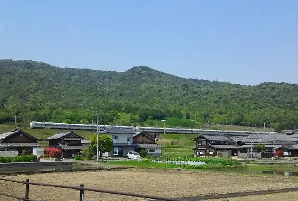 比良山の麓をJR湖西線がゆく