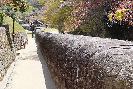 てっぺんがまぁるい石塀