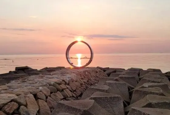 夕暮れ時には､真っ赤な夕日がリングの上で宝石のようにみえる