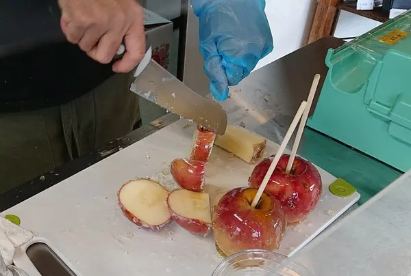 りんごあめ、カット中